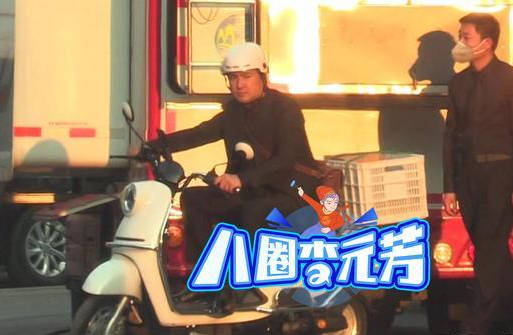 沈腾懒理夜会美女传闻 现身片场拍摄瘸腿疑受伤