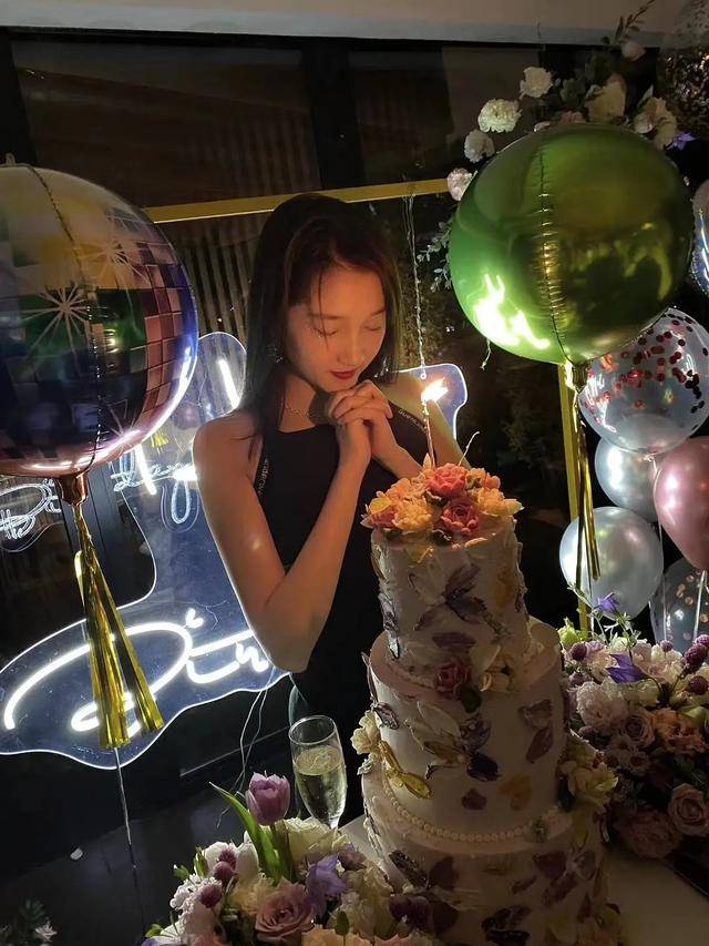 关晓彤与姐妹蹦迪庆生，现场视频和照片曝光，