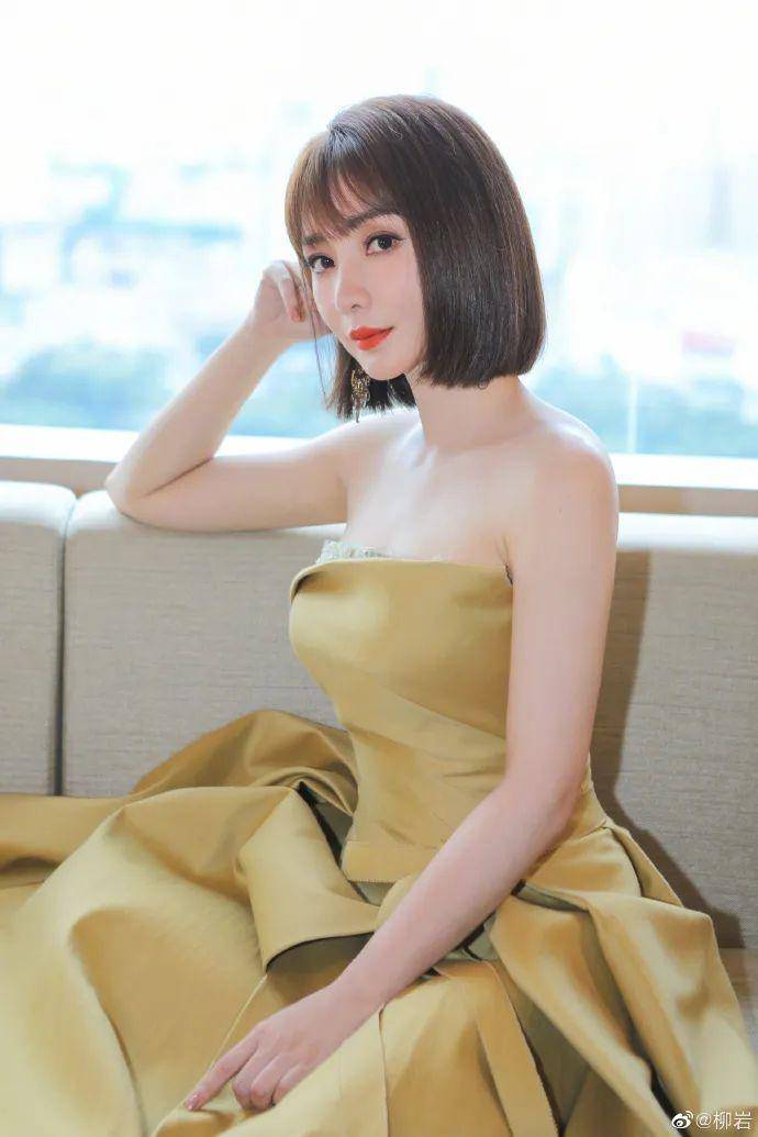 嫩黄色|柳岩穿嫩黄色抹胸裙秀性感魅力！雪肤娇嫩魔鬼曲线迷人