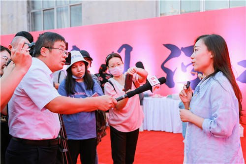 温小暖品牌创始人,主设计师,河北时装周原创会会长东子接受媒体采访