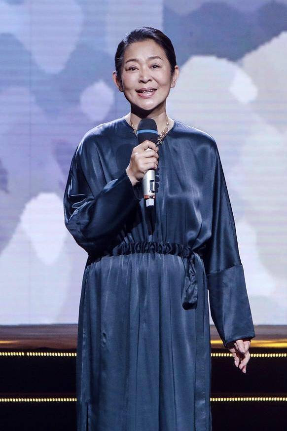 美颜|没了镜头滤镜,私下的倪萍更显老态,不过气场依旧强大!