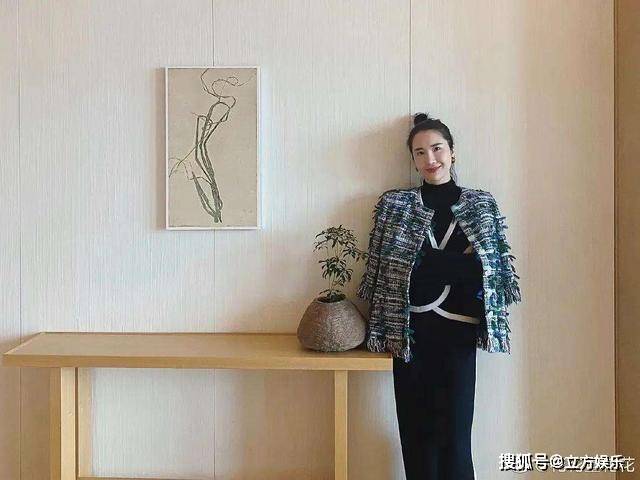 互换|董花花张大奕风格互换？后者走起了成熟风，前者开始扎丸子头！