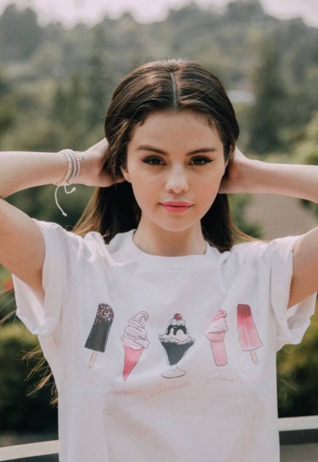 赛琳娜戈麦斯|傻脸娜瘦身成功，身穿白色T恤造型简约，身材美貌再度恢复巅峰