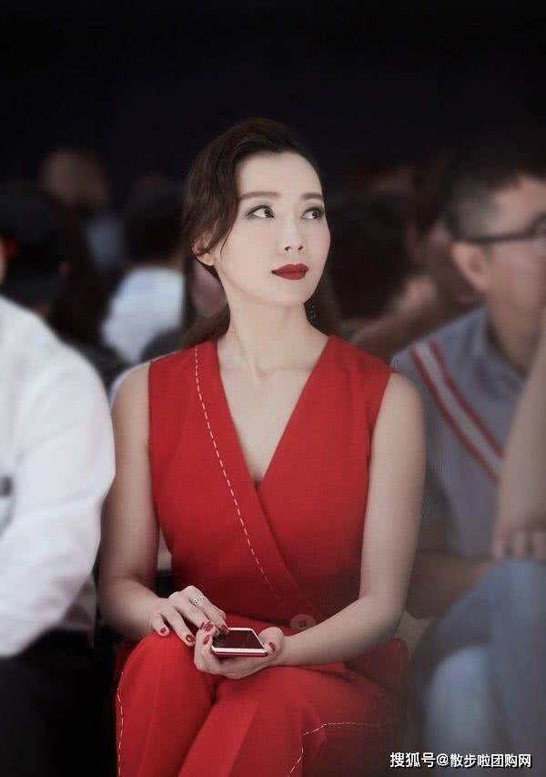 衣服|“枫叶色”是2020秋天逃不掉的色系搭配！