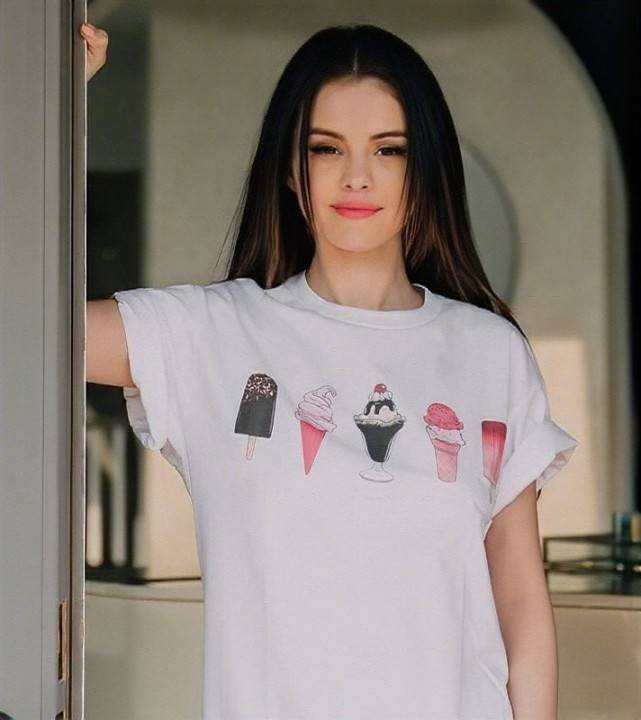 赛琳娜戈麦斯|傻脸娜瘦身成功，身穿白色T恤造型简约，身材美貌再度恢复巅峰