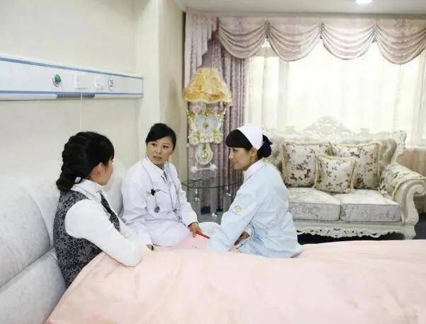 女人怀孕生孩子,产房外面两种