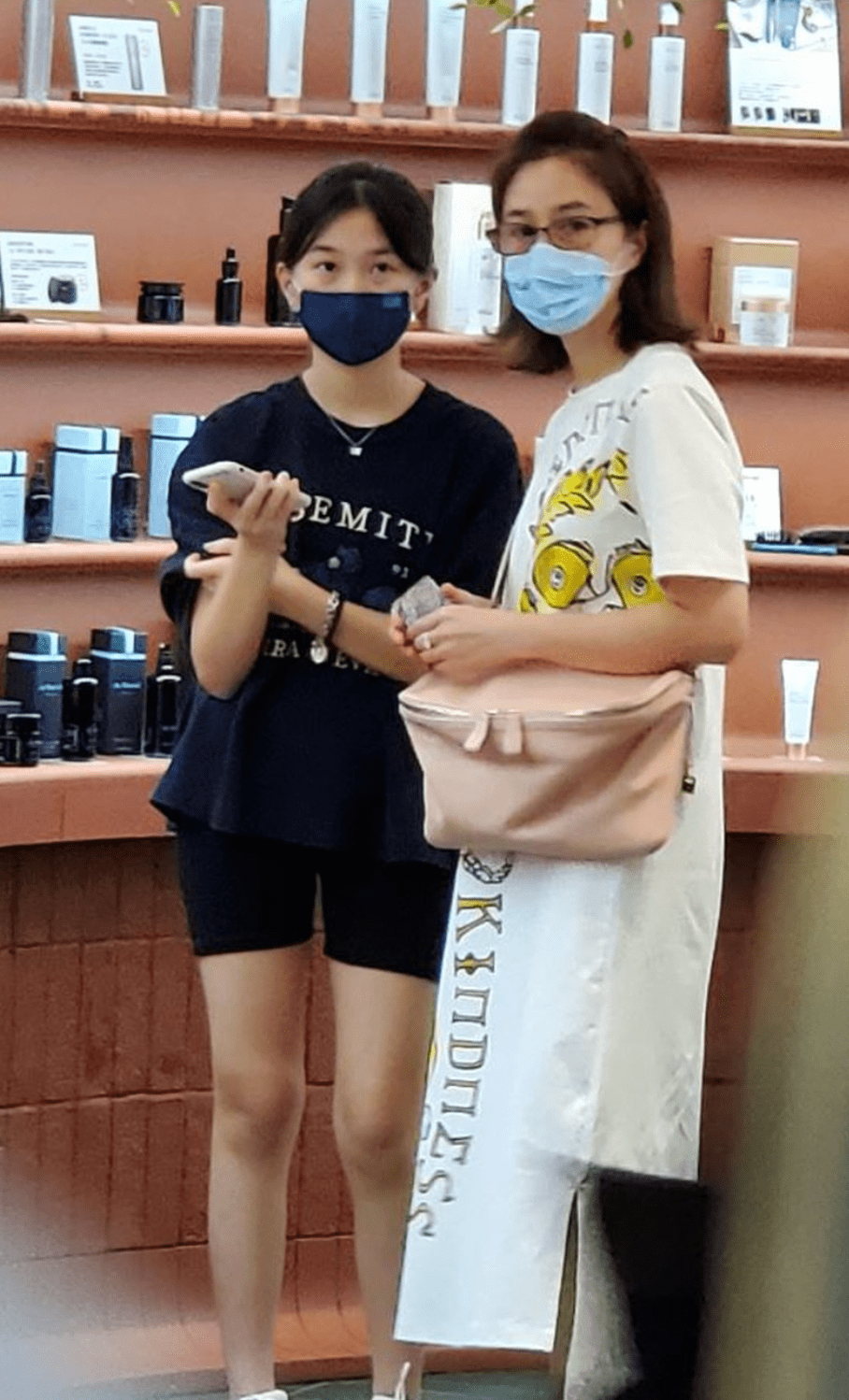 五官|还是香港老牌女星耐看，30年前的关咏荷和现在精致的五官无变化！