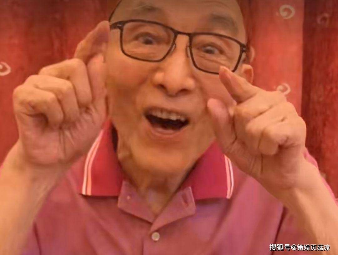 游本昌老师在视频里面的模样也是让人看出非常老,笑起来的时候额头上