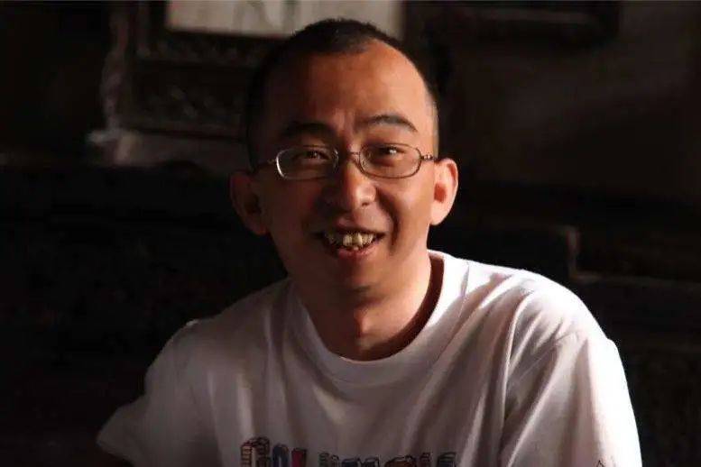 身材矮小演丑角20年，逆袭娶貌美娇妻，今成《最