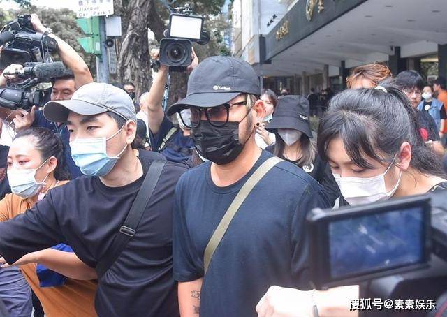 黄鸿升追悼会：罗志祥突然现身，剪新发型送别