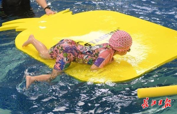 宝宝|武汉宝宝下水比赛与家长嗨翻天气温骤降寒气逼人