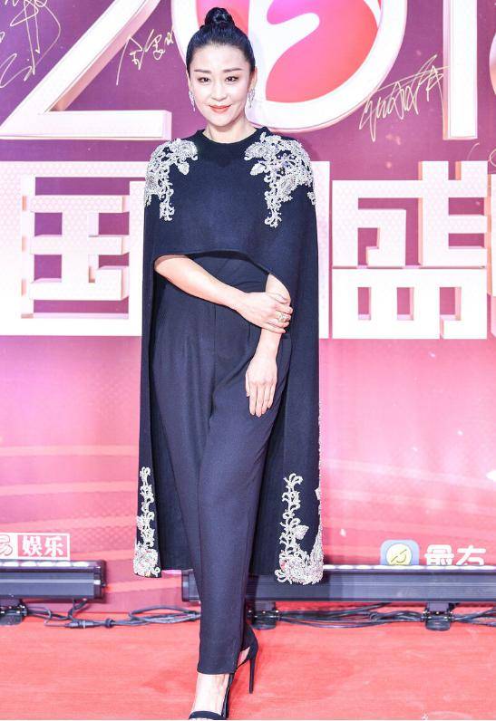 西装裤|苗圃真会穿衣服,披肩配西装裤女人味十足,高级又精致