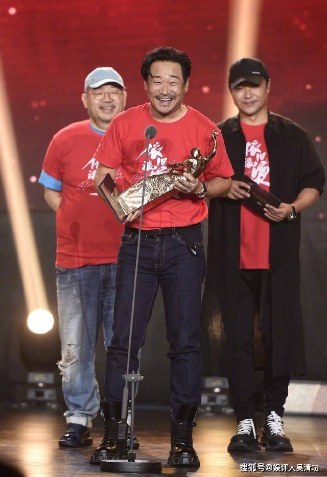 导演协会表彰大会:易烊千玺无缘影帝,发表演讲"幸运生