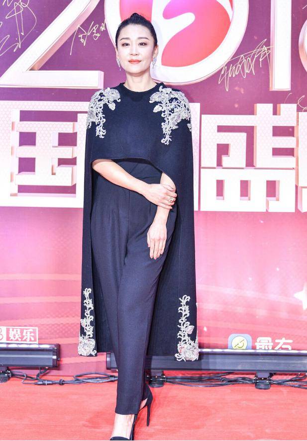 西装裤|苗圃真会穿衣服,披肩配西装裤女人味十足,高级又精致