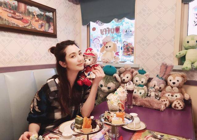 迪士尼|洪欣带儿女游迪士尼,穿紧身裤和儿子似情侣,女儿眉眼太像张丹峰