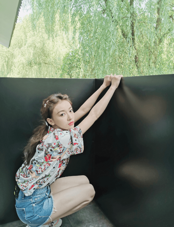 身躯|吴谨言私服穿搭超酷，瘦小身躯似驾驭不上，外套配牛仔裤是认真的？