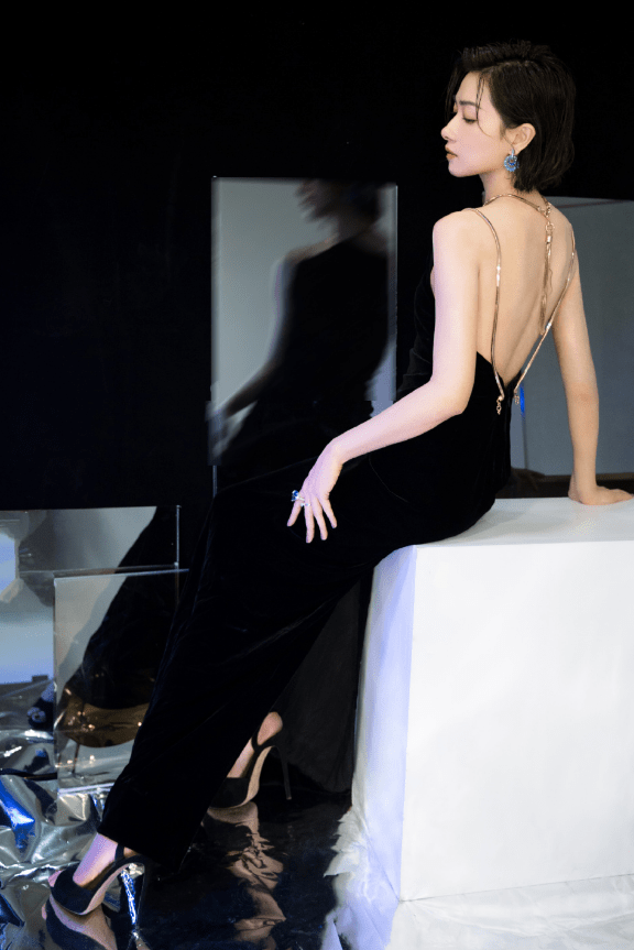 万茜|出道后的万茜不愧为“万皇”!看她穿15cm背心后,这腰我酸了