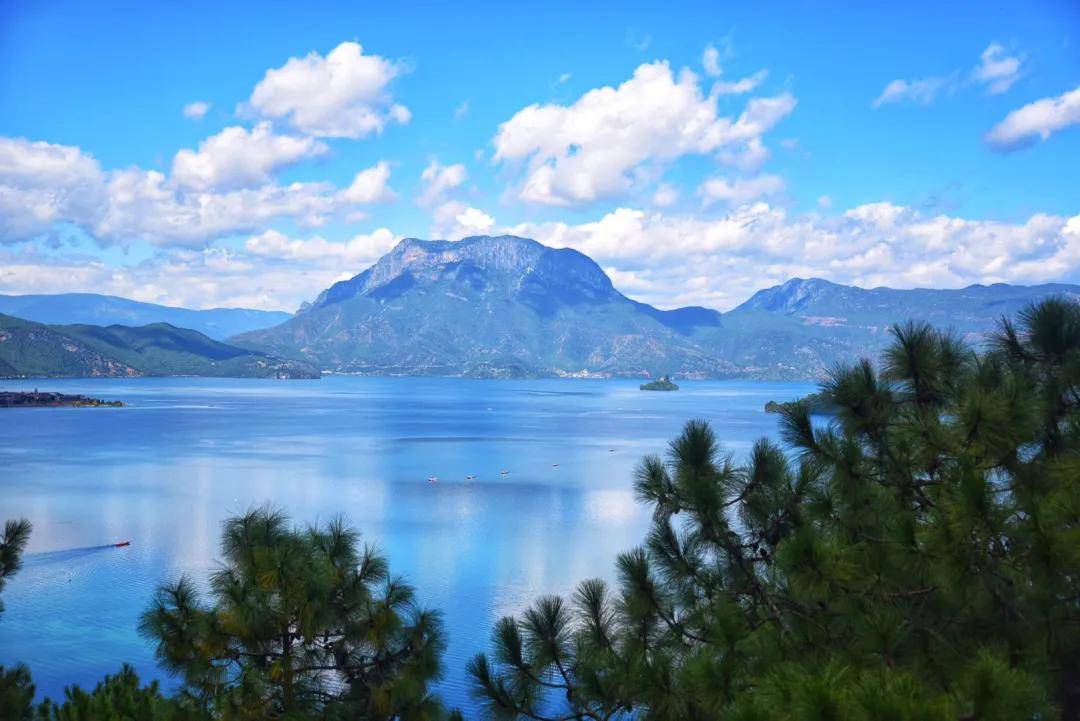 小落水村是泸沽湖畔的最后一个村落,古朴,唯美,村庄三面环山,一面临湖