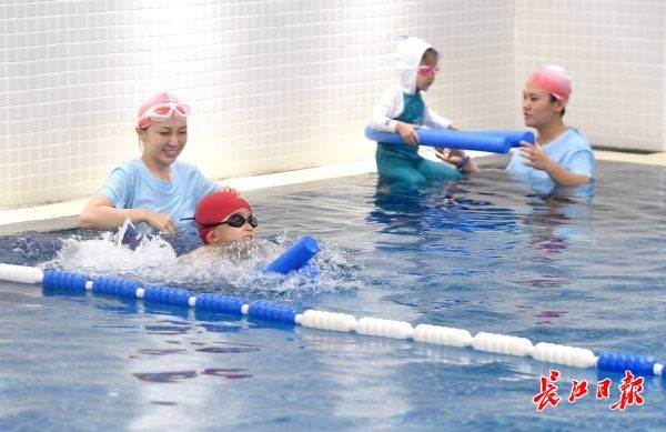 宝宝|武汉宝宝下水比赛与家长嗨翻天气温骤降寒气逼人