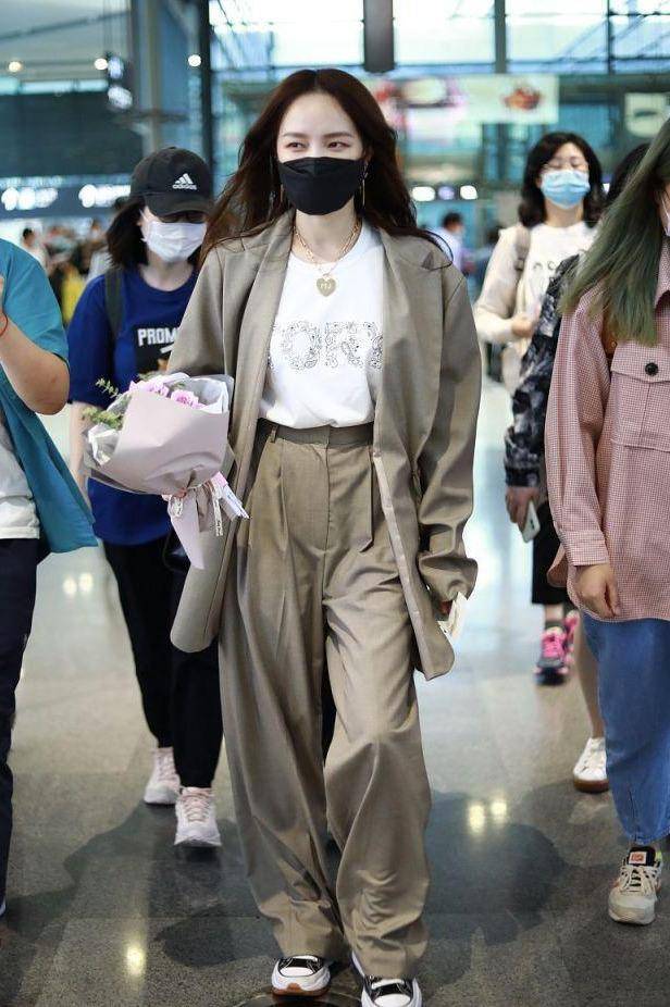 西装|孟佳竟将西装穿出了＂邋遢＂感？普通人想撑住，这3点真要注意