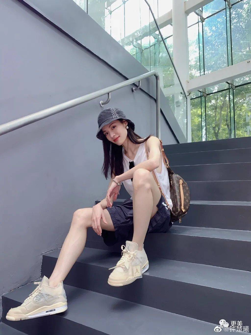 fa|钟楚曦妈妈暴露她整形石锤，虞书欣土成乡镇女企业家…