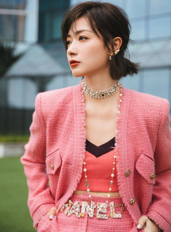 万茜|出道后的万茜不愧为“万皇”!看她穿15cm背心后,这腰我酸了