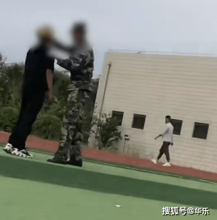 河南一军训教官殴打学生，学生被撂倒在地，官方回应