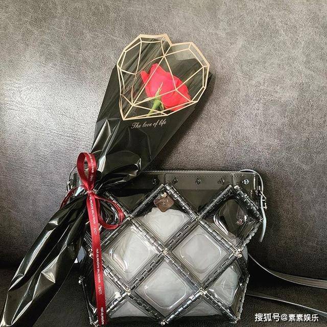 张馨月|张馨月庆祝30岁生日，晒林峰送的豪华礼物，项链和手环令人羡慕