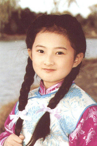 八岁因婉君一角走红的最小的琼女郎金铭