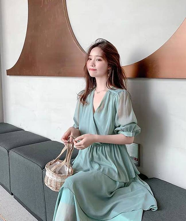 秋意浓|复古不等于老气，秋意浓浓的法式复古风已浪漫来袭，一条裙子搞定