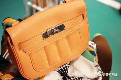 fa|钟楚曦妈妈暴露她整形石锤，虞书欣土成乡镇女企业家…