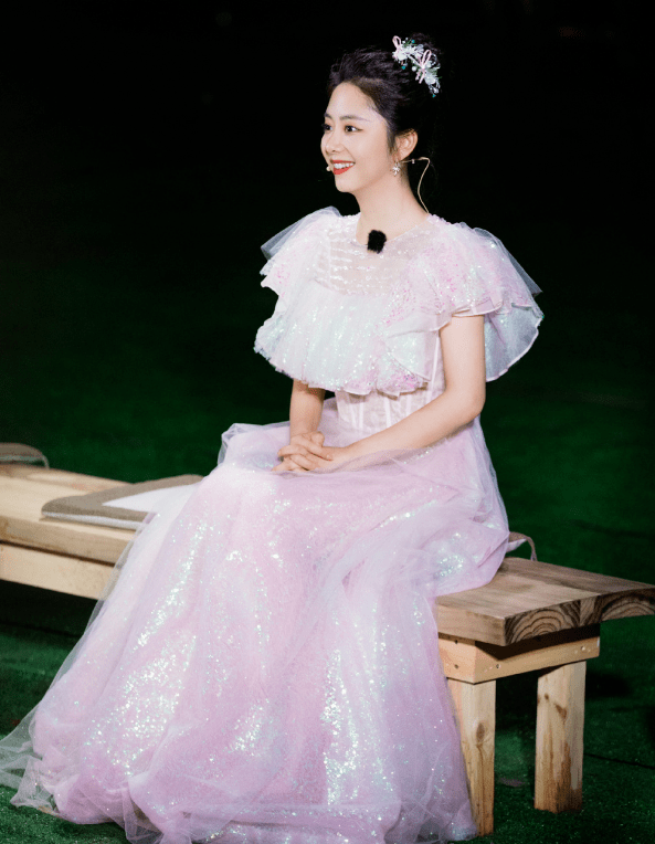 女孩|终于等到谭松韵穿公主裙，30岁仍如青春女孩，远甩郑爽几条街