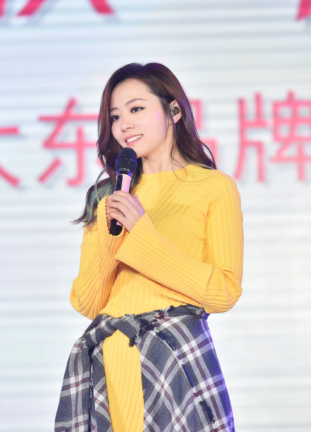 上台演唱|张靓颖真会玩，穿两条裙子上台演唱，网友：到底要闹哪样？