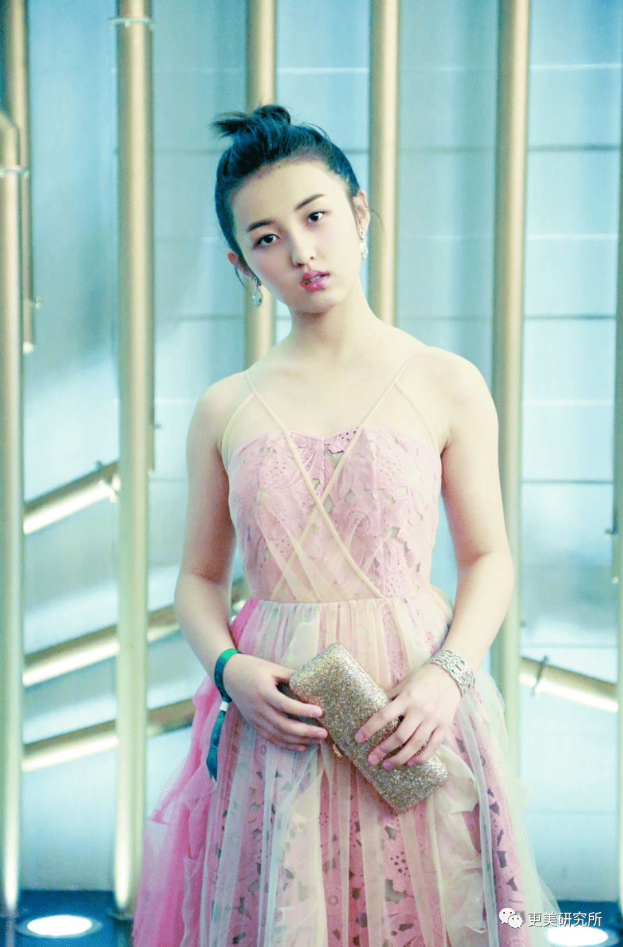 张子枫|曾被关晓彤秒成渣，如今“整容式”长大，削掉斜方肌后美翻