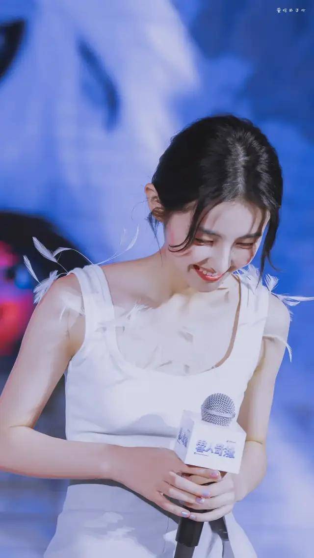 张子枫|曾被关晓彤秒成渣，如今“整容式”长大，削掉斜方肌后美翻