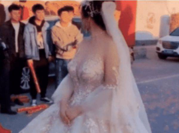 “最洋气新娘”火了,穿“无痕暗纹婚纱”引热议,网友:新郎捡到宝了