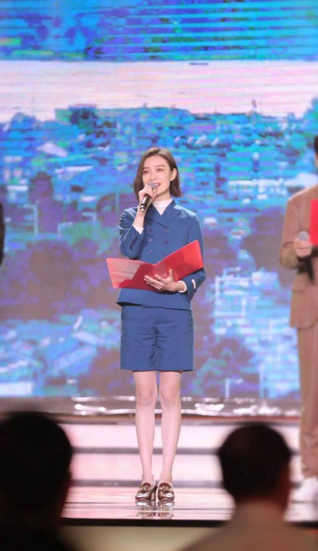 新造型|倪妮新造型亮相发布会，蓝色西装配齐耳短发干练利落，美丽又自信