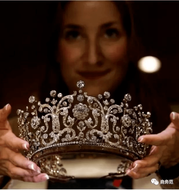 李嘉欣|港姐冠冕最高价值400万，李嘉欣收藏那顶却是玻璃做的？