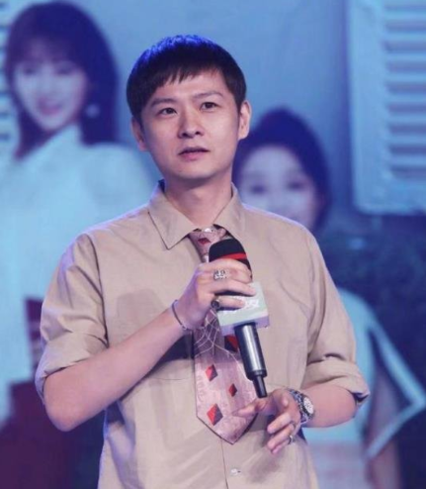 前妻|原创陈羽凡带女友约会，肚腩肥腻丑到认不出，前妻仍貌美还有帅哥作伴