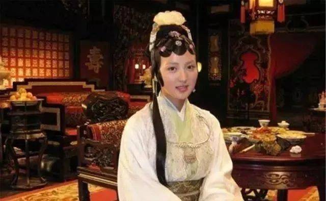 曾给杨幂做过助理,因长相甜美被导演看中,如今32岁成功逆袭