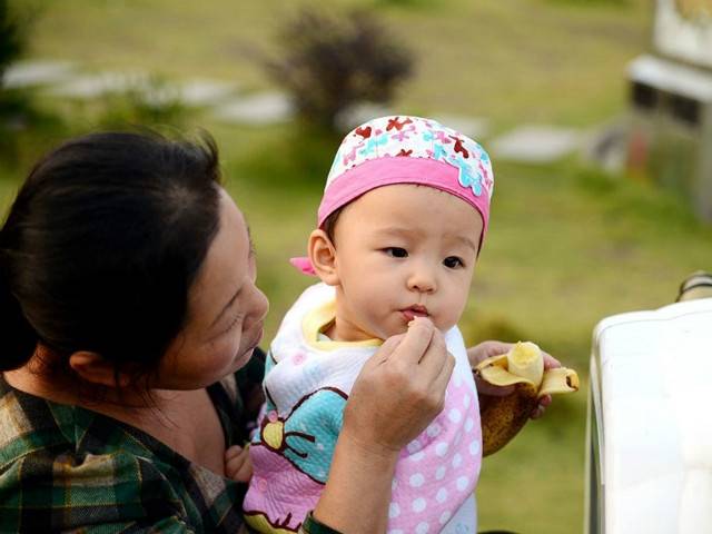 孩子|隔代养娃新焦虑，为啥不建议姥姥带孩子，三点原因现实又讽刺