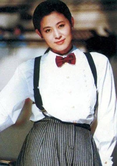 皮衣|51岁陈红穿皮衣撑伞凹造型，皮肤松弛眼神疲惫，大美人气质不再