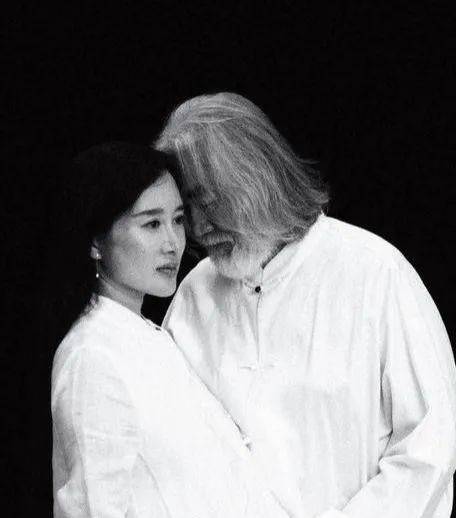 69岁张纪中每晚哄娃不喊累，娇妻频晒幸福大赞体