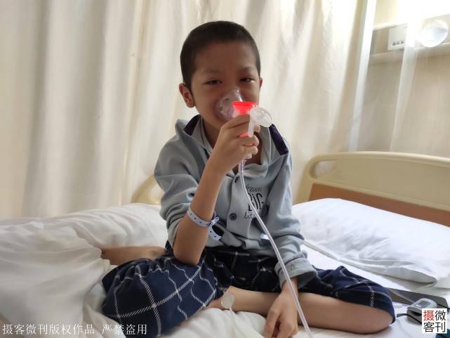 移植|母亲假装镇定不陪护，只为省下3000元10岁男童独自进仓移植