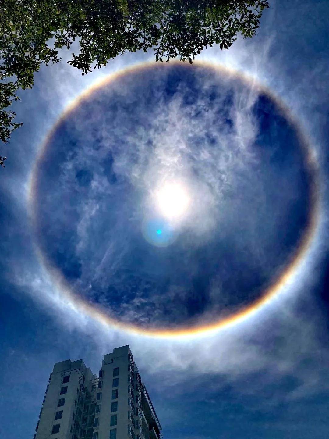 异象|突发!新加坡天降异象,绝美日晕刷屏了~(多图+视频)