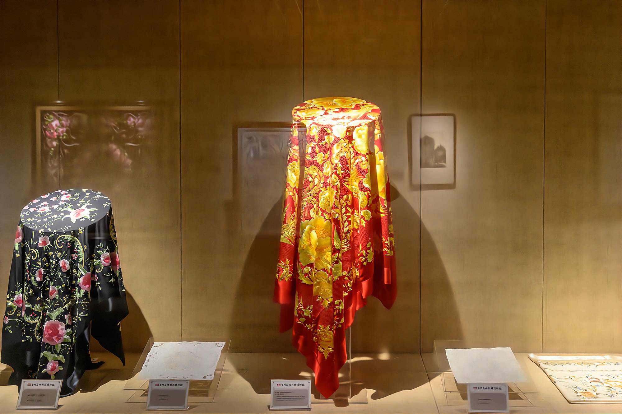 贵州精品刺绣背扇 – 帛巴瑞蜡染博物馆