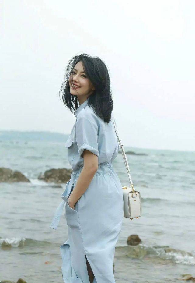 40岁高圆圆生图上热搜!皮肤紧致身材纤细,20岁女生看了都羡慕