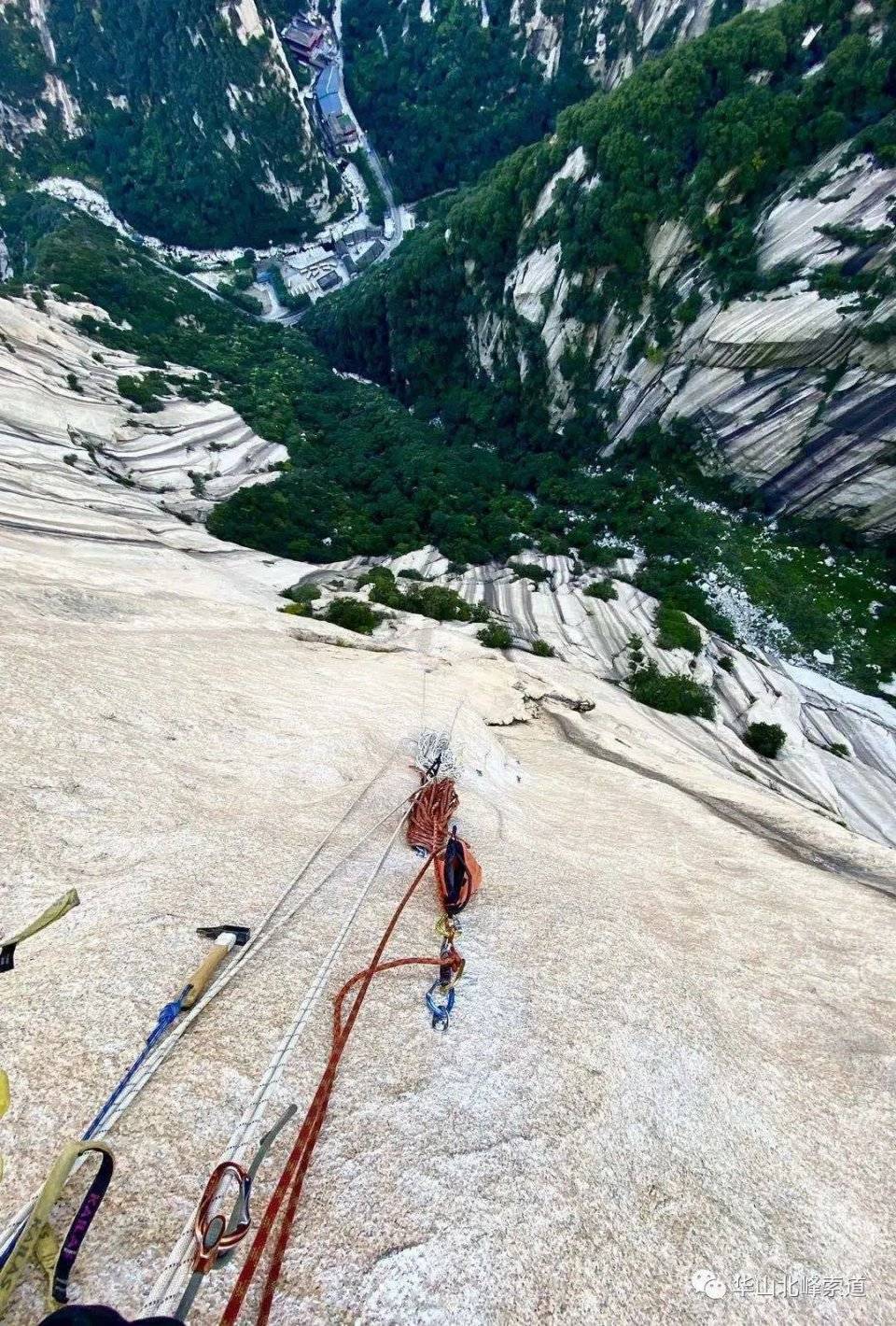 97年和99年曾先后在华山北峰索道瓦庙沟成功举办了世界攀岩锦标赛.