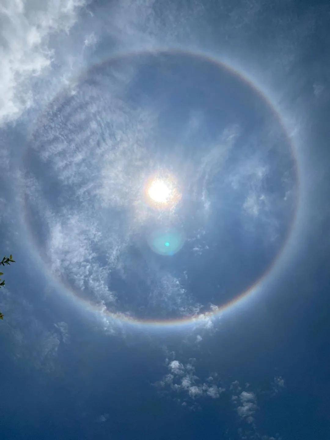 异象|突发!新加坡天降异象,绝美日晕刷屏了~(多图+视频)