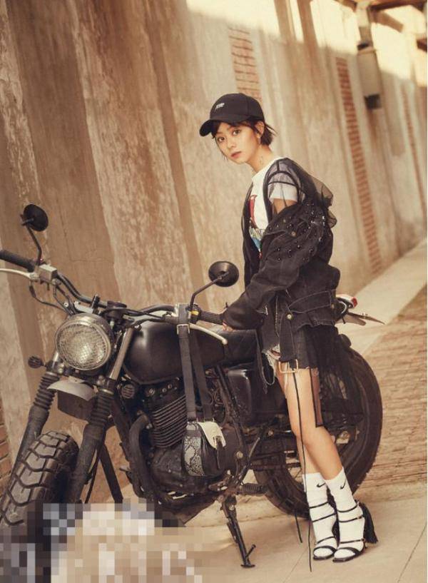 友人|谭松韵真是坚强女孩,穿一身黑与友人现身,穿黑衣很低调